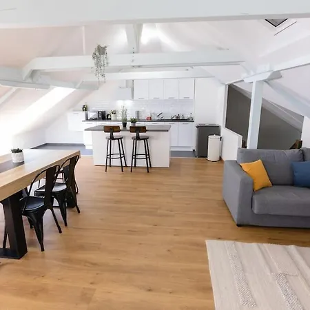 Near The Magic 6 Persons Apartment, 1 -minute Walk To Christmas Market!